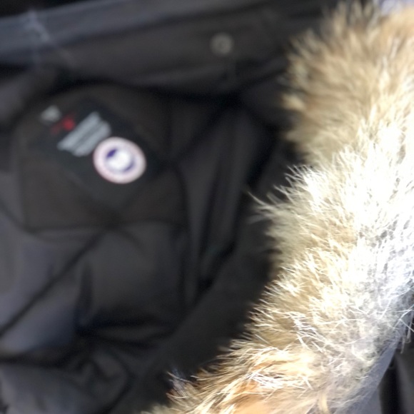 2020 Boys Large (14-16) Canada Goose Logan Parka. Currently priced online $850 - Picture 11 of 14